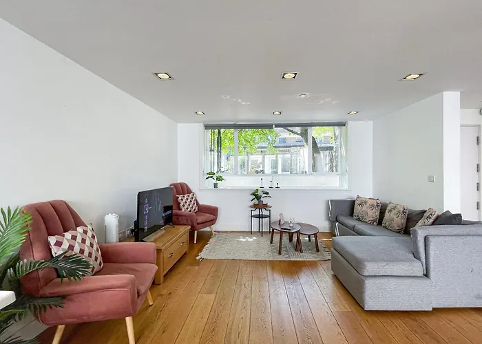 Modern 3-Bedroom Flat In Holloway With Private Patio Near Islington, Caledonian Road, Emirates Stadium By Staylio