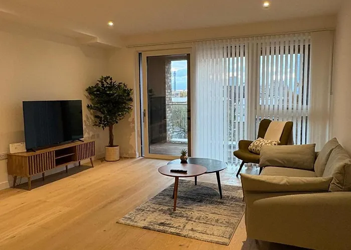 Tranquil 2-Bed Apartment, Balcony, Sleeps 6, 7 Minute Drive To King'S Cross St Pancras - By City Peace