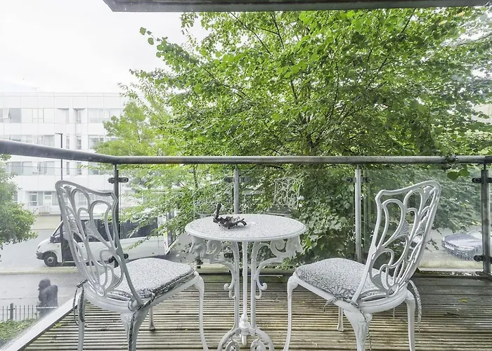 Elegant 2-Bedroom Apartment With Balcony