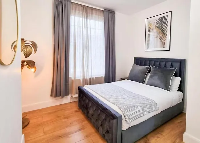 Modern Two Bedroom Flat With Private Garden
