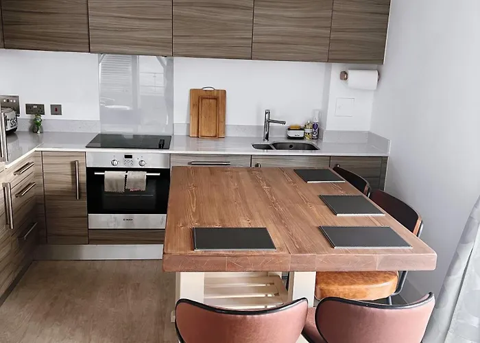 Luxury 2-Bedroom London Apartment, Near Liverpool Street, Balcony, Free Parking