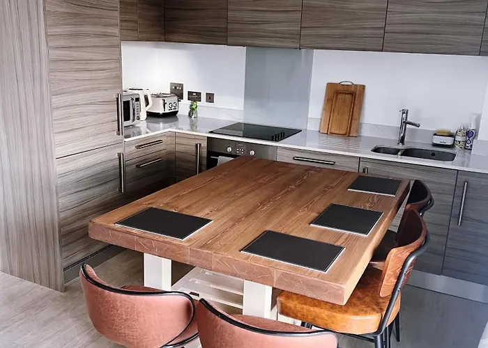 Luxury 2-Bedroom London Apartment, Near Liverpool Street, Balcony, Free Parking