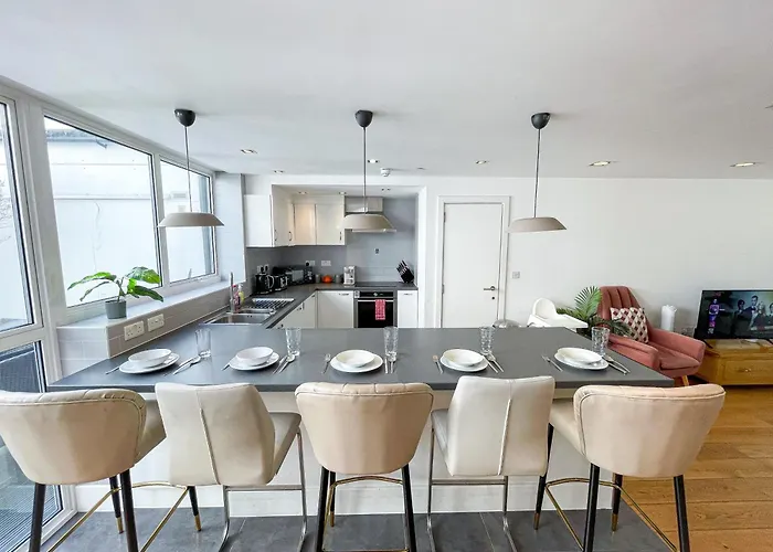 Modern 3-Bedroom Flat In Holloway With Private Patio Near Islington, Caledonian Road, Emirates Stadium By Staylio