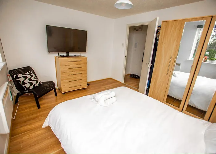 Modern 1-Bed - Free Parking - Wifi - Near Station Apartment London