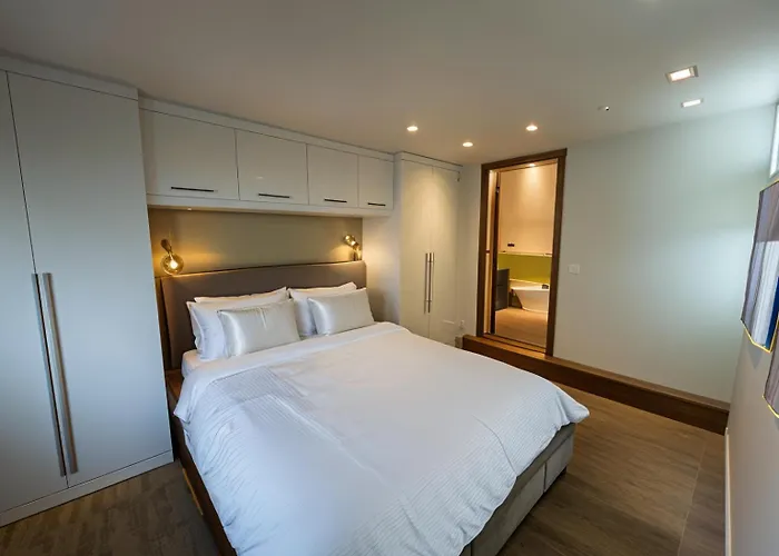 2-Bed With Private Patio, Both En-Suite London