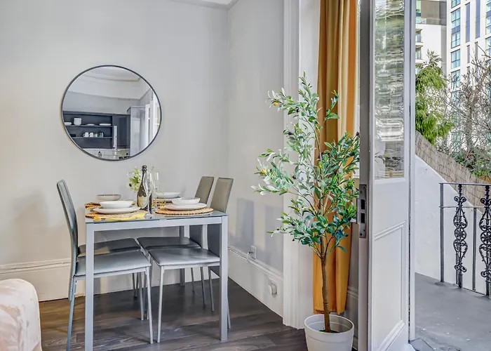 Stylish Garden Flat In Kensington Olympia