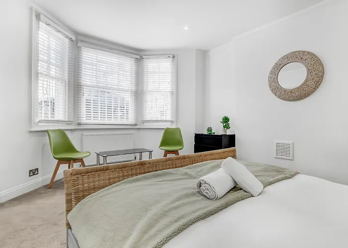Private Entrance Garden Flat In Kensington Olympia Apartment London