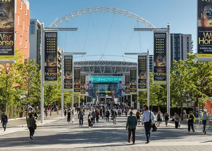 Wembley Stadium Luxury Upto 9 Guests - Balcony Views, Netflix, Pool & Ping Pong
