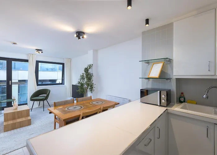 2 Bedroom Serviced Apartment, Barbican & Old Street, Sleeps 4