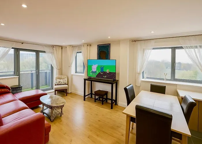 Waterfall Oasis: Luxury Wembley Apartment with Parking