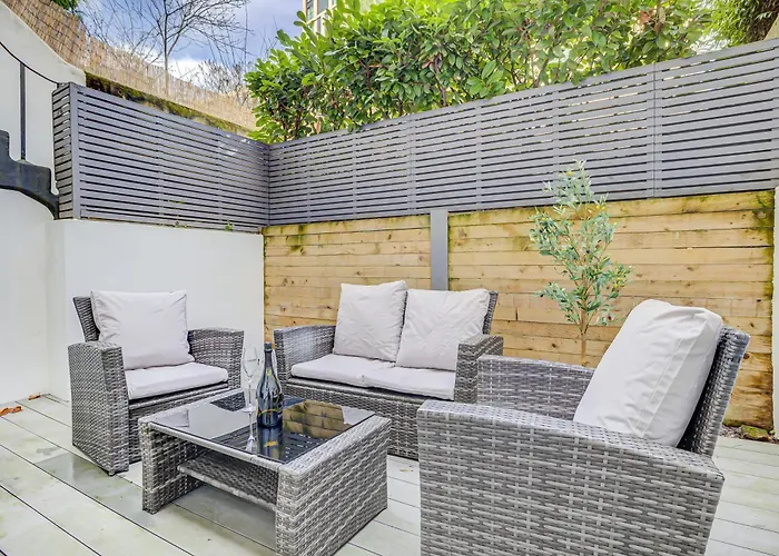 Private Entrance Garden Flat In Kensington Olympia