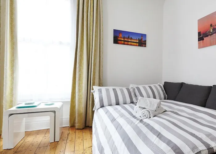 Gorgeous First Floor Near Station