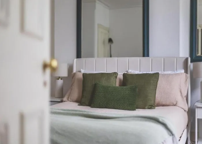Sleeps 5 Kensington Apt W Garden, 4 Mins To Station!