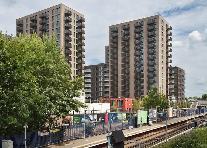 Stylish 1-Bedroom Flat-1 Minute Walk To Kidbrooke Station-Greenwich - Balcony