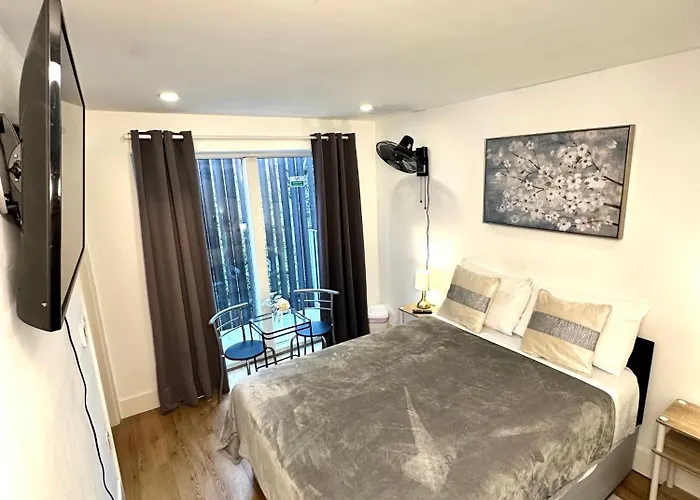 Elliot Ensuite Double Room