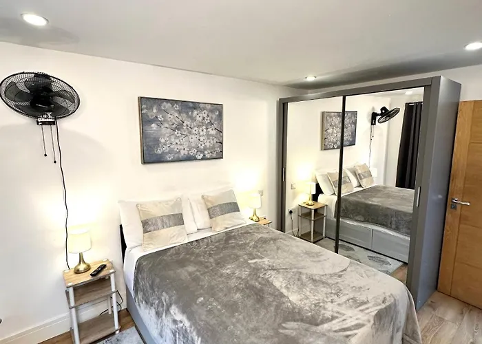 Elliot Ensuite Double Room