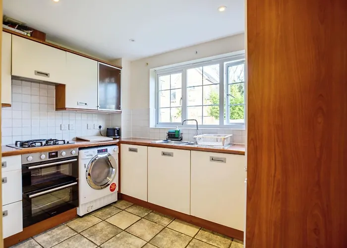 Spacious 2-Bed Family Flat In Wimbledon Near Tube