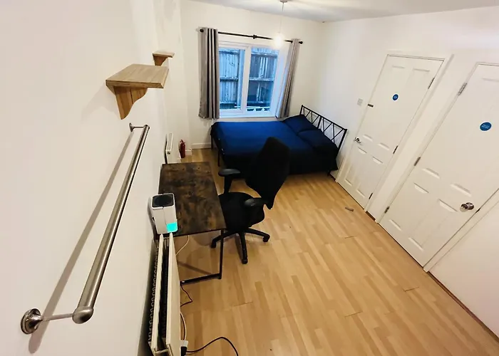 Spacious Double Beds In East Acton, Fast Transport Links Into City & Airport