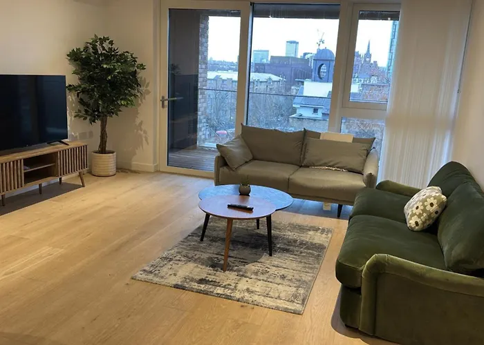 Tranquil 2-Bed Apartment, Balcony, Sleeps 6, 7 Minute Drive To King'S Cross St Pancras - By City Peace