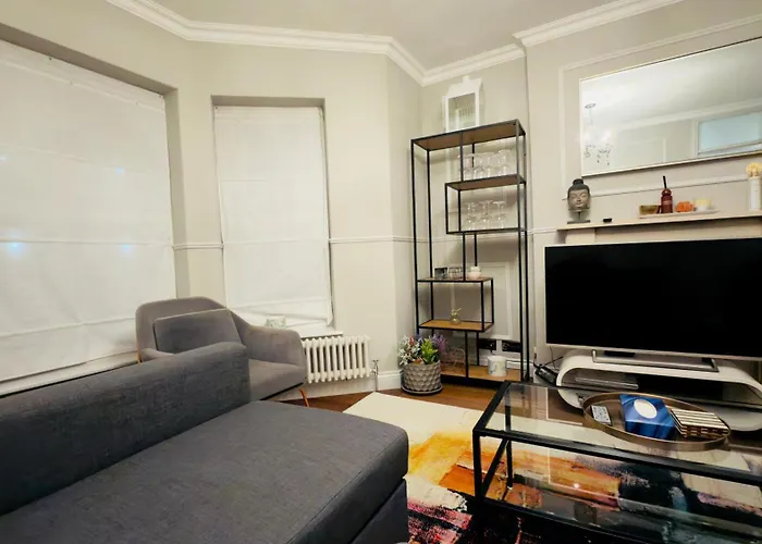 Classical One-Bedroom Flat Close To O2 Arena