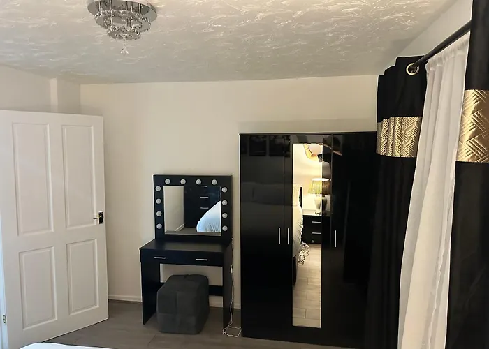 Modern 2 Bedroom House Near London City Airport, Excel, O2 & Dlr With Free Parking & Privet Entrance
