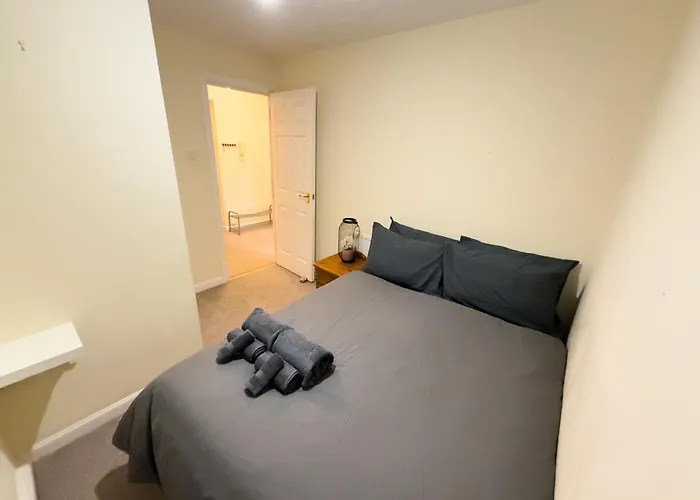 Modern 2 Bed Sleeps 6 Near O2 Excel Enjoy River Views And Easy Access To The Ifs Cloud Cable Car Features 2 Bedrooms Plus A Sofa Bed For 6 Guests