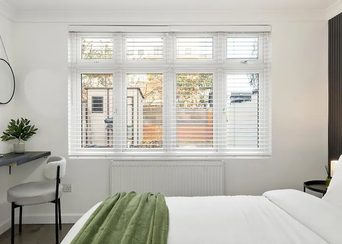 3 Bedroom Cosy House Stratford Sleeps 6 London Excel Abba