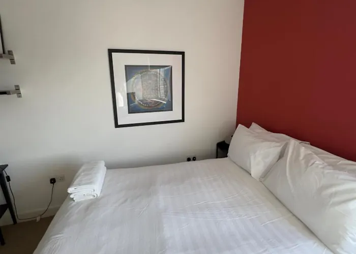 Modern 2 Bedroom Penthouse With Balcony & Parking