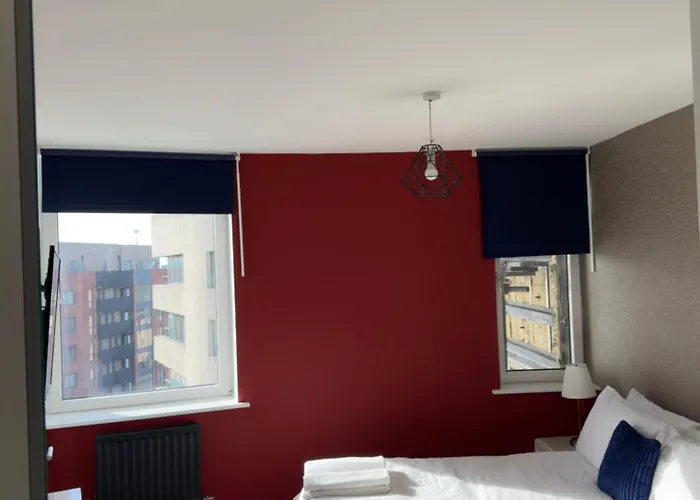 Modern 2 Bedroom Penthouse With Balcony & Parking