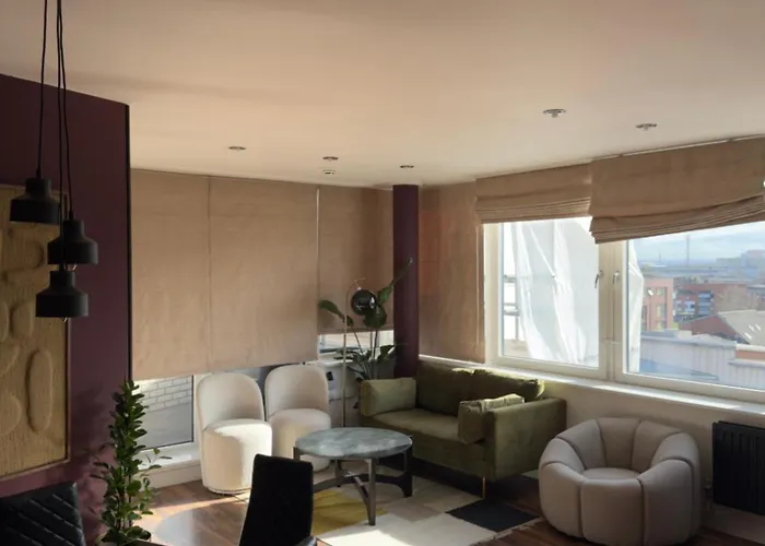 Modern 2 Bedroom Penthouse With Balcony & Parking