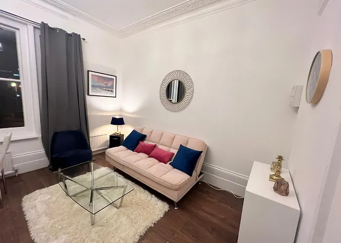 Iconic One Bed Apartment In Chiswick