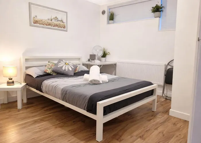 London E1 Apartment