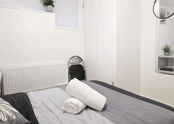 London E1 Apartment