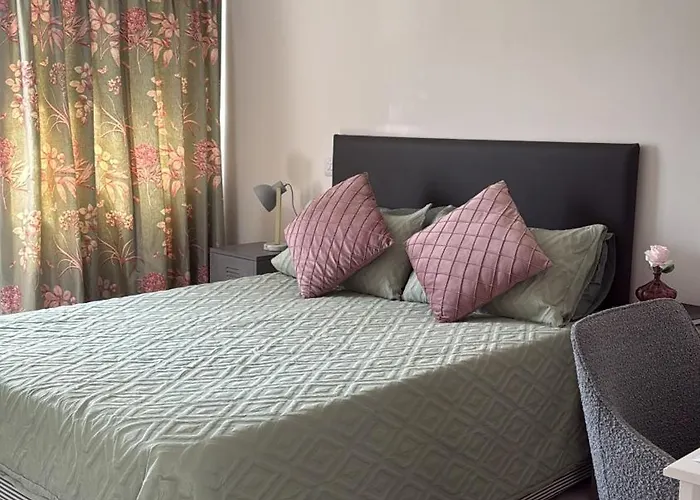 Luxurious Central London N-Suite With Garden Views