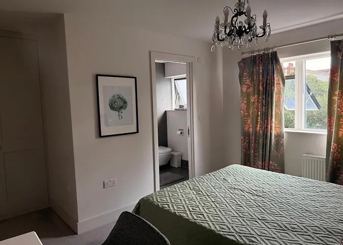 Luxurious Central London N-Suite With Garden Views