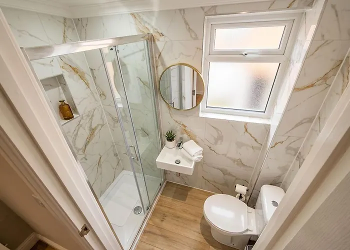Stylish Acton Studio Fast Central Connection London