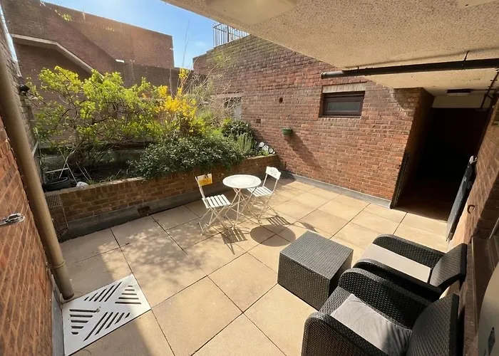 Apartment Facing Covent Garden Station Londra