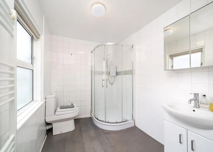Oxford Street & Soho Square Apartment - Spacious Studio Suite, Full Kitchen, Two Double Beds, Stairs Access London