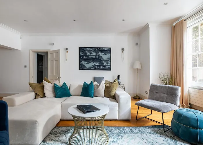 Relaxing And Spacious Kensington Apartment With Patio