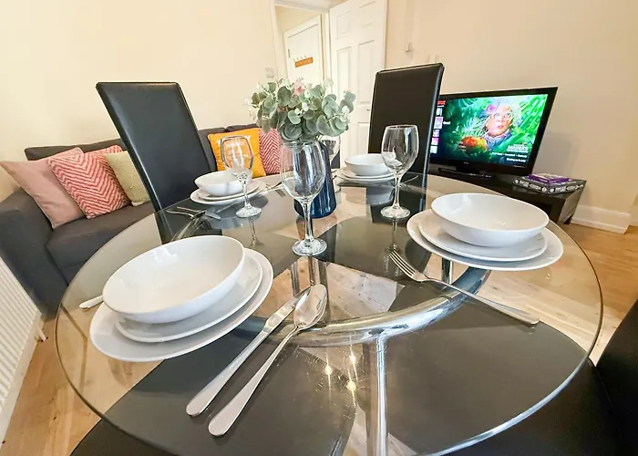 Cozy 1-Bdr Finsbury Park Apt With Mini Garden, Paid Parking Near Emirates Stadium & Islington By Staylio