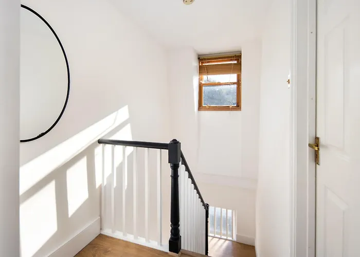 10 Mins Walk To The Oval, The Kennington Retreat