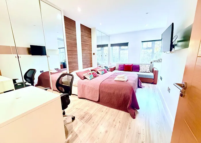 Hampstead 4-Bedrooms Condo