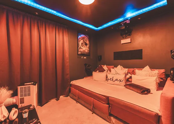 The Serene Residence With Hot Tub, Sauna And Cinema Experience London