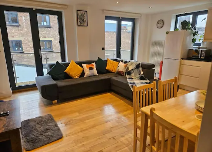 2 Bedroom, 2 Bathroom With Balcony In Hoxton Shoreditch, Sleeps 6