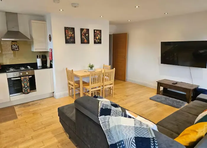 2 Bedroom, 2 Bathroom With Balcony In Hoxton Shoreditch, Sleeps 6