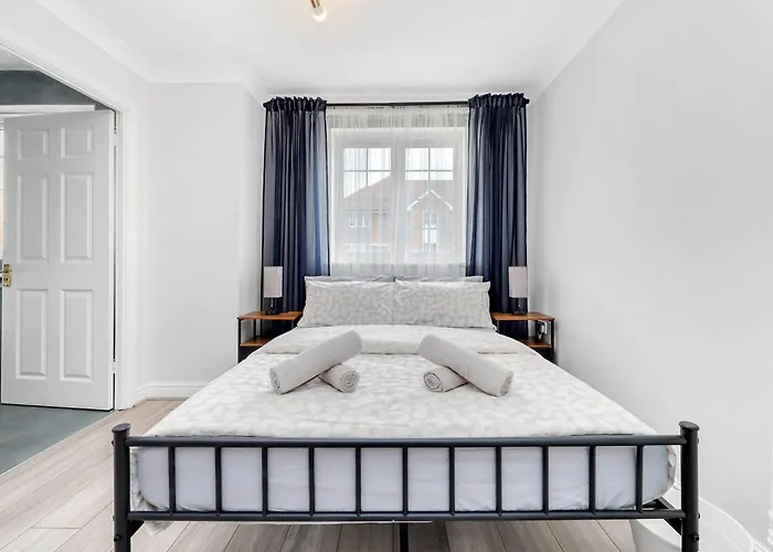 Fully Equipped Parkside Room 5Min From Colliers Wood Station R4