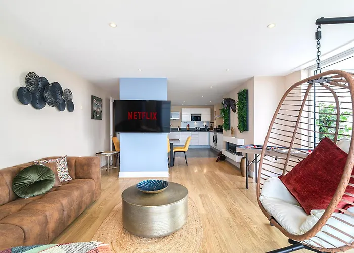 Stunning Thames View 2-Bedroom Apartment 2 Baths & 2 Balconies Sleeps 6 London