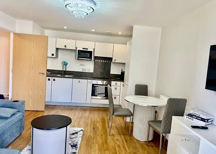 Central-Modern 1-Bed Apt, Sleep 4 -Near Train Station & Easy Access To Central London & City Centre