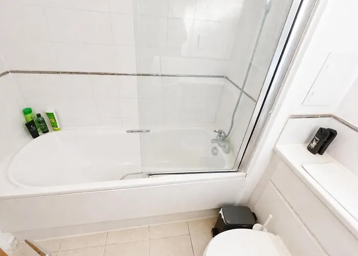 Canary Wharf O2 Excel Apartment With Balcony & Parking