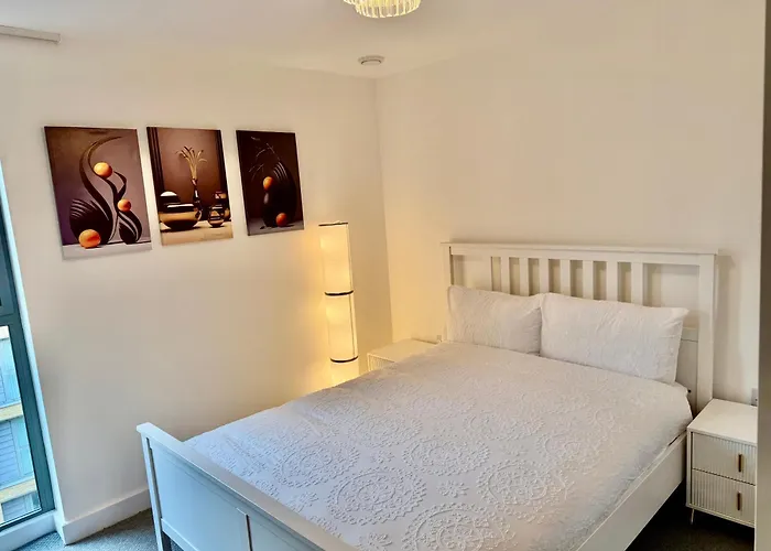 Central-Modern 1-Bed Apt, Sleep 4 -Near Train Station & Easy Access To Central London & City Centre
